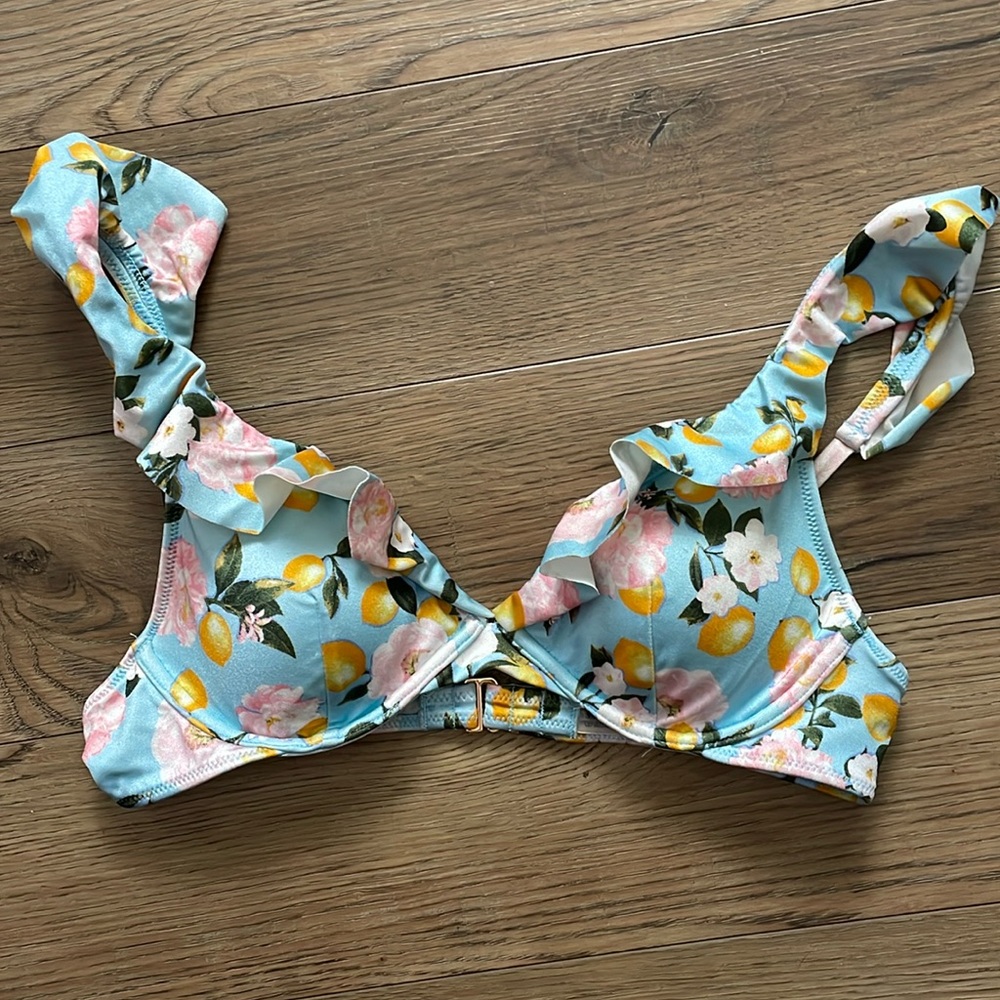 Victoria’s Secret Swim floral/lemon print ruffle underwire bikini top